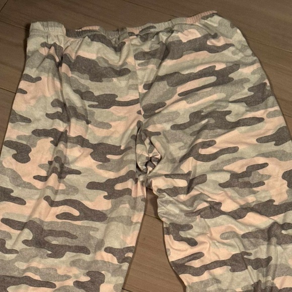 Secret Treasures Camouflage bottoms - Gray and Pink LARGE - Picture 5 of 5